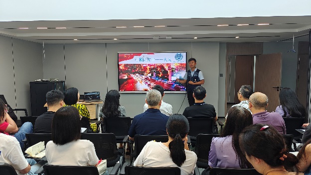 一群人在房間里

描述已自動(dòng)生成